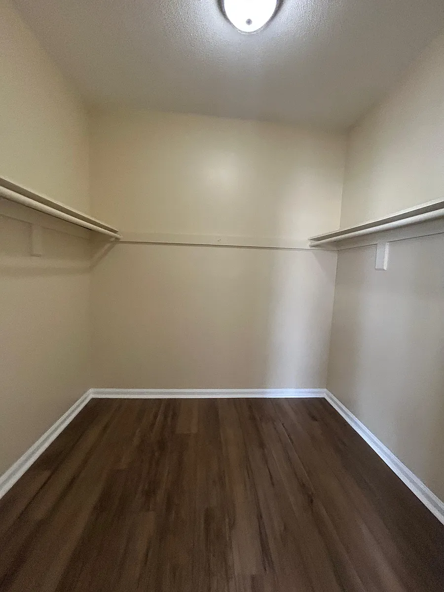 Building Photo - 138 Hallock Ave #R2