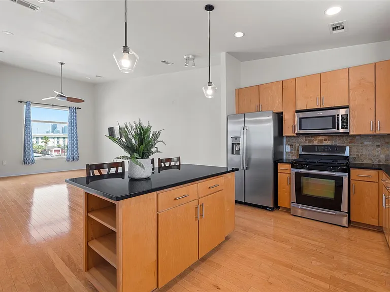 1702 S Lamar Blvd #9 — Photo 5