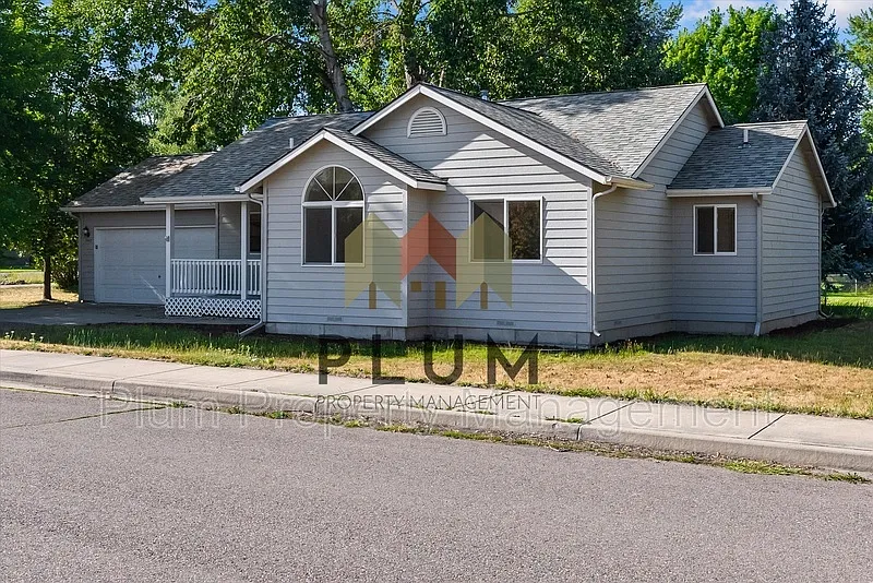 3 bed, 2.0 bath, 1240 sqft, $2,435 — Photo 2