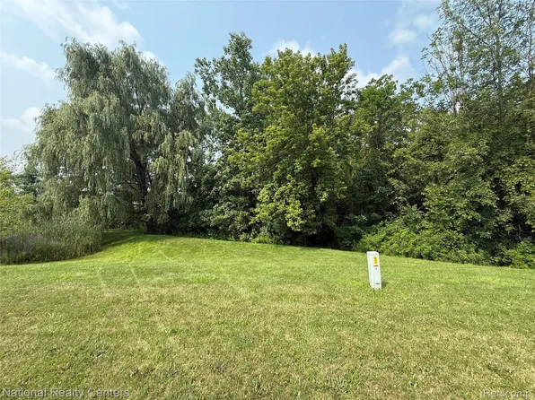 10422 Valley Creek Dr, Goodrich, MI 48438