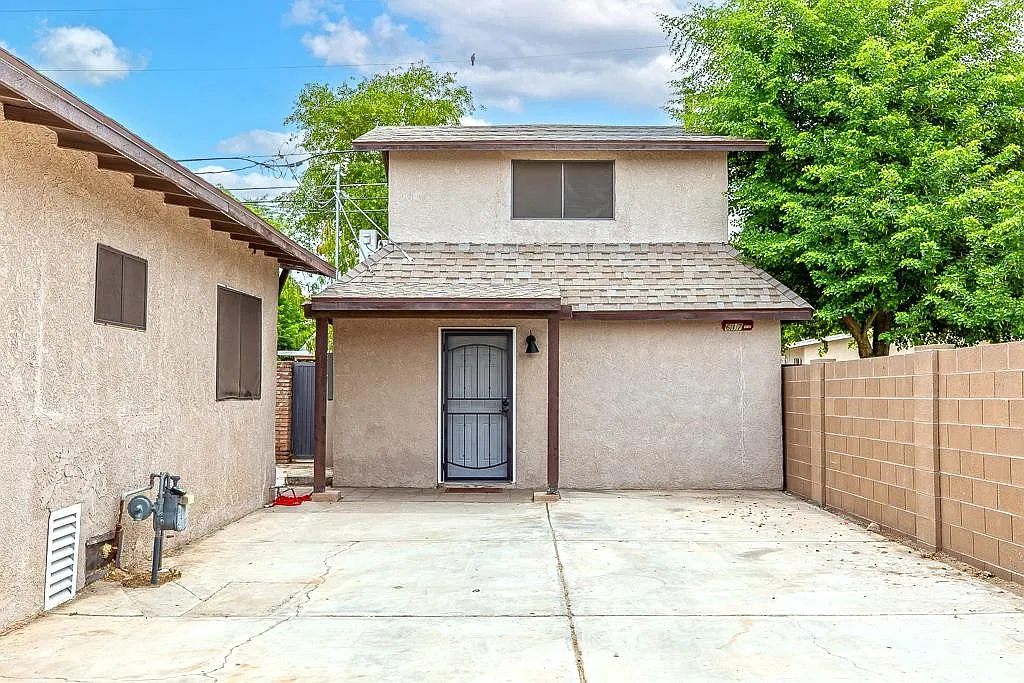 1 bed, 1.0 bath, 450 sqft, $900 — Photo 1