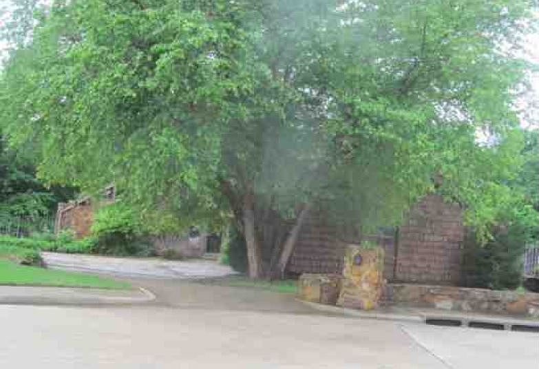 1st image of 220 W Meade Dr