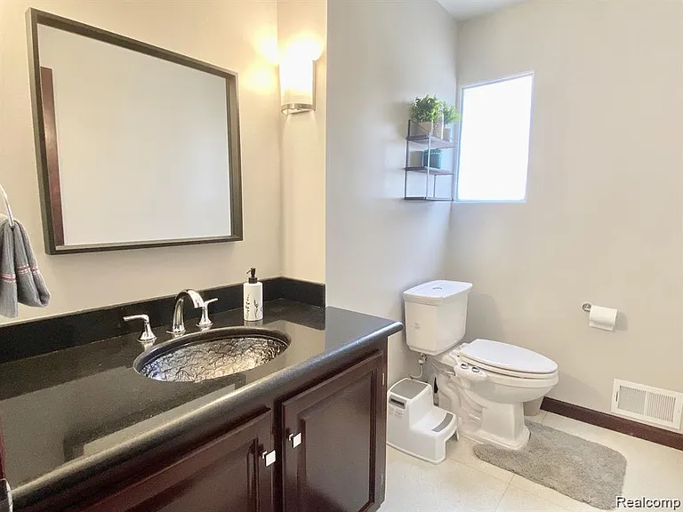 4077 Lincoln Dr — Photo 9