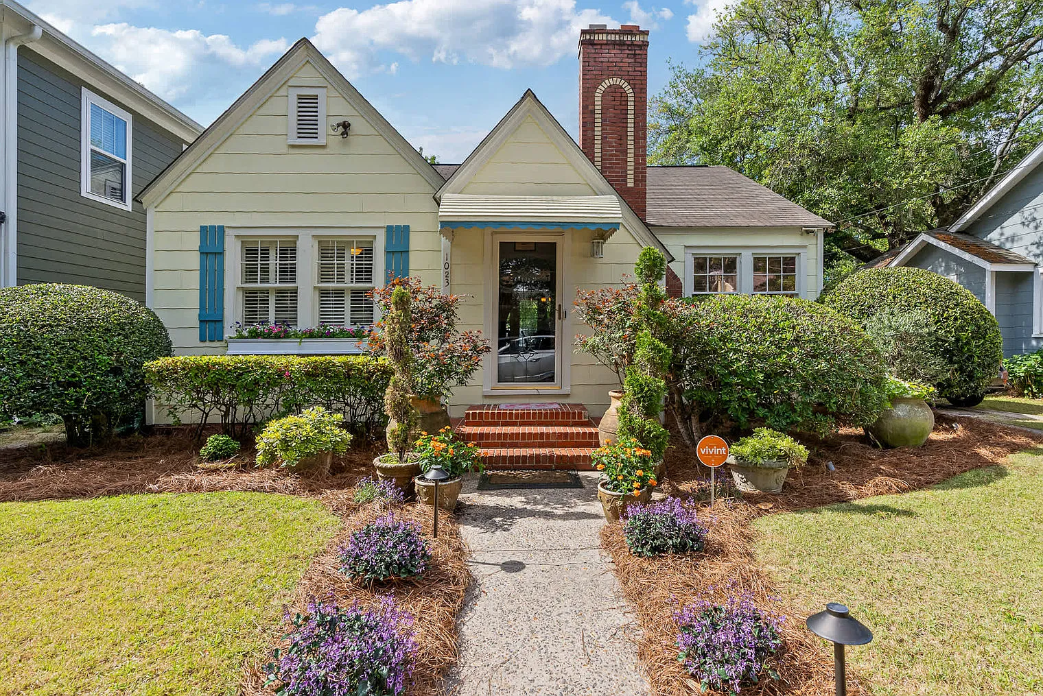 2 bed, 1.0 bath, 1194 sqft, $3,874 — Photo 2