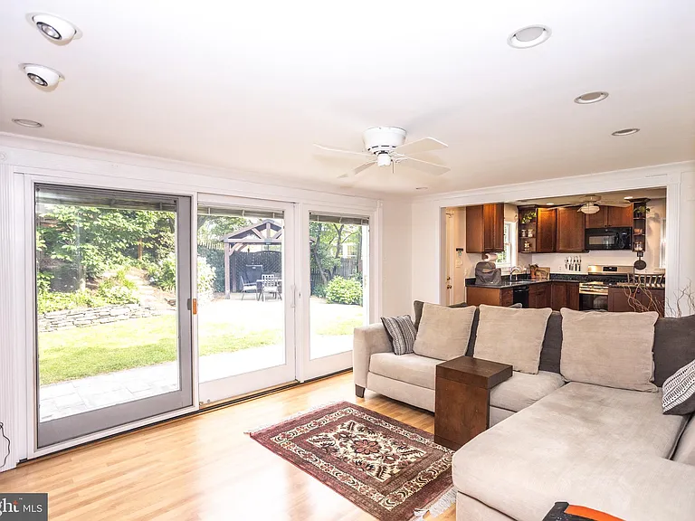 1207 N Livingston St — Photo 3