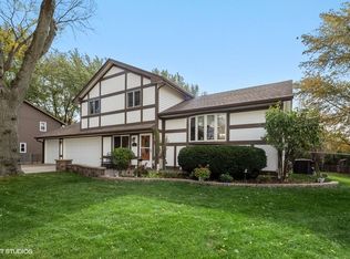 17 Walnut Ln, Algonquin, IL 60102