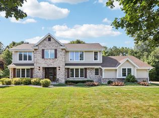 W249S6145 Deerfield Cir, Waukesha, WI 53189
