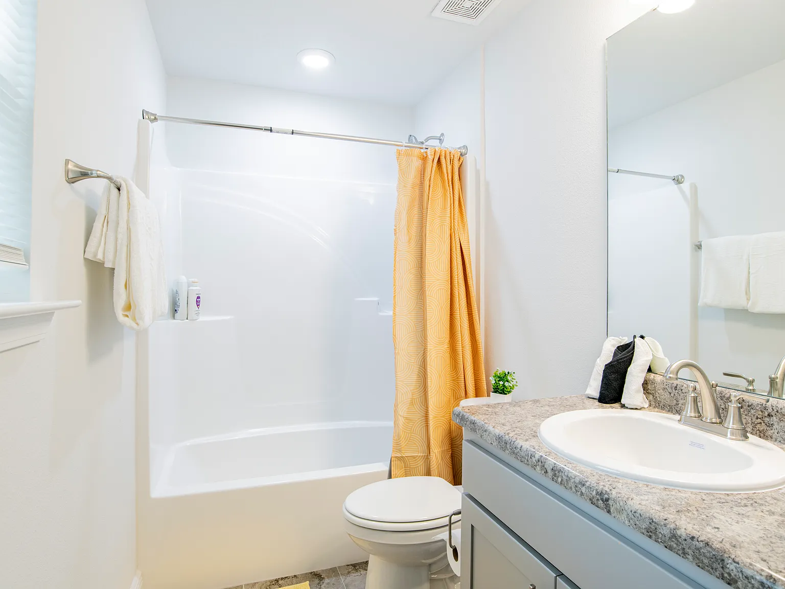 3 bed, 1250 sqft, $2,475 — Photo 4