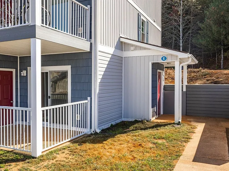 Riverview Apartments — Photo 12
