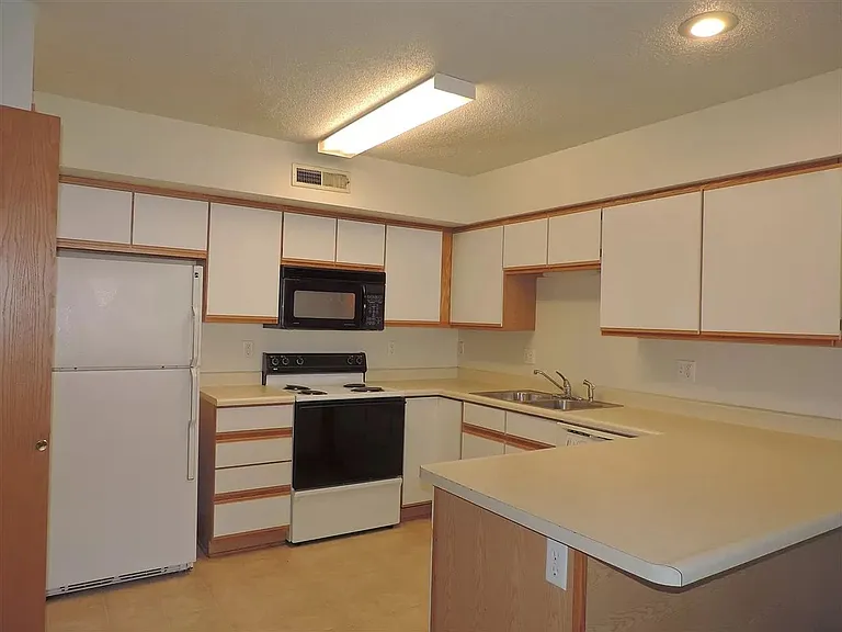 2262 Holiday Rd #102 — Photo 6