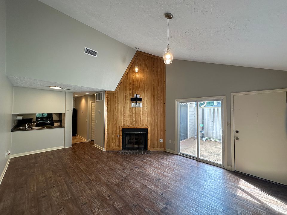 1st image of 200 Woodgreen Dr APT 9