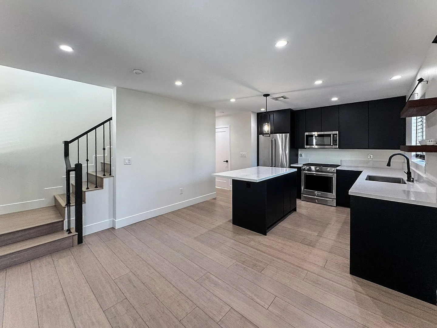 2 Weeks Move in Credit Now ! Townhouse Style 3BD + 2BA Backhouse - Nearby Loz Feliz, and Silverla... — Photo 3