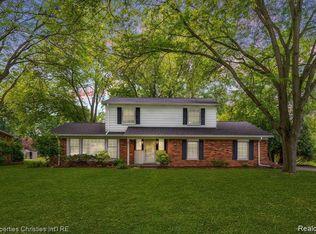 126 Orchardale Dr, Rochester Hills, MI 48309