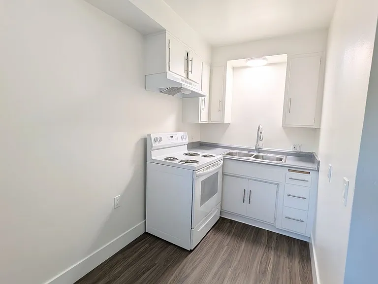 Plaza Apartments — Photo 12