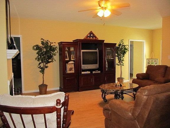 2nd image of 1004 Susan Ct #A