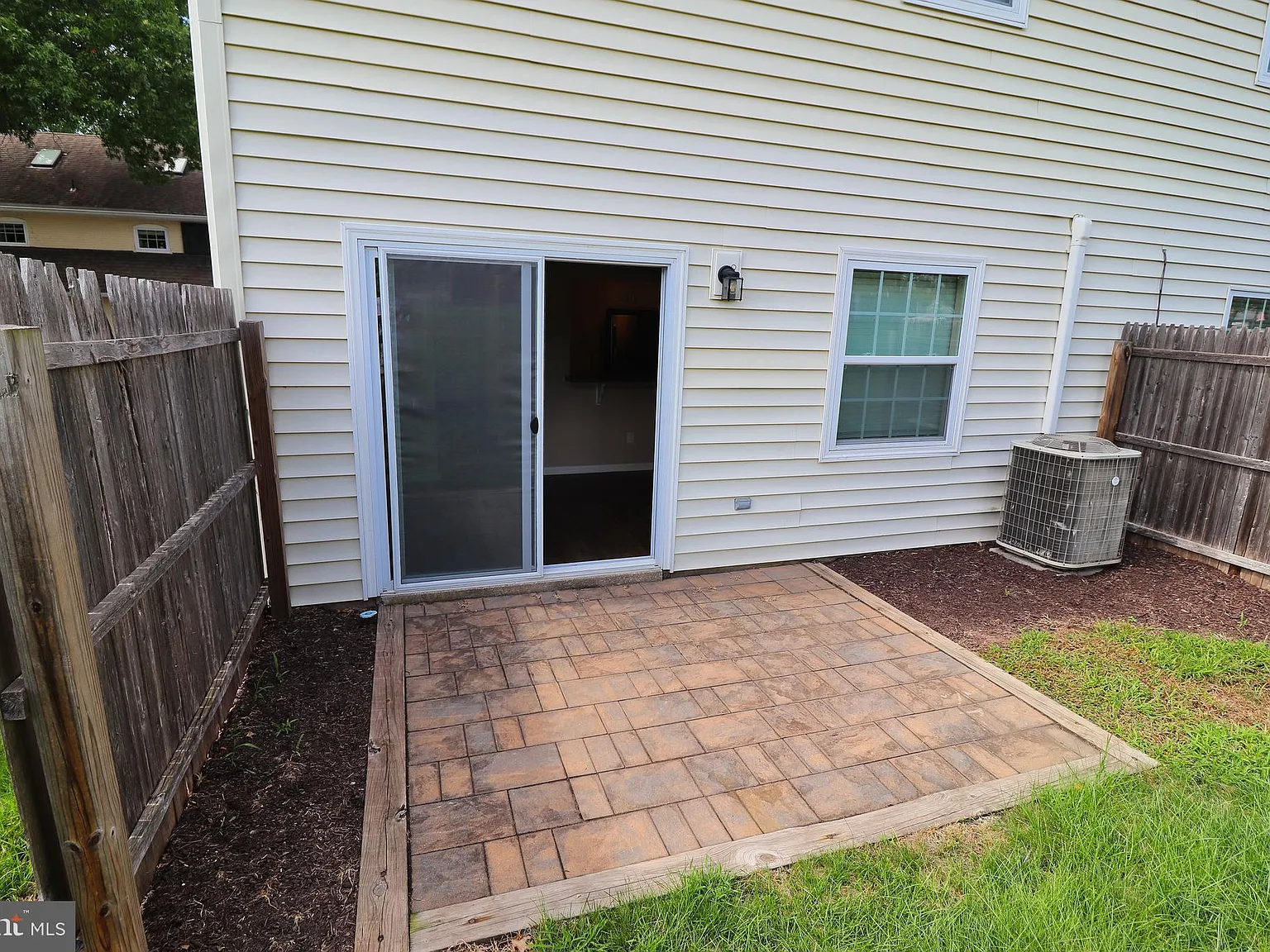 2 bed, 1.5 bath, 1320 sqft, $2,100 — Photo 2