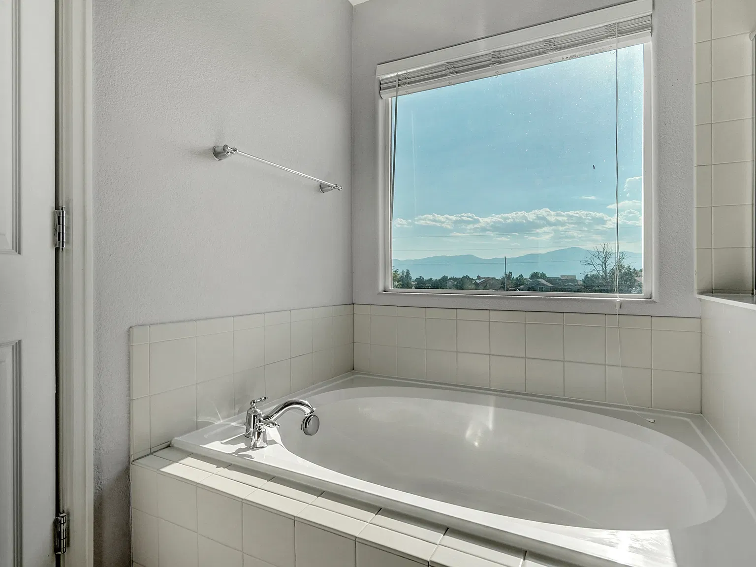 4 bed, 2.5 bath, 7240 sqft, $2,800 — Photo 3