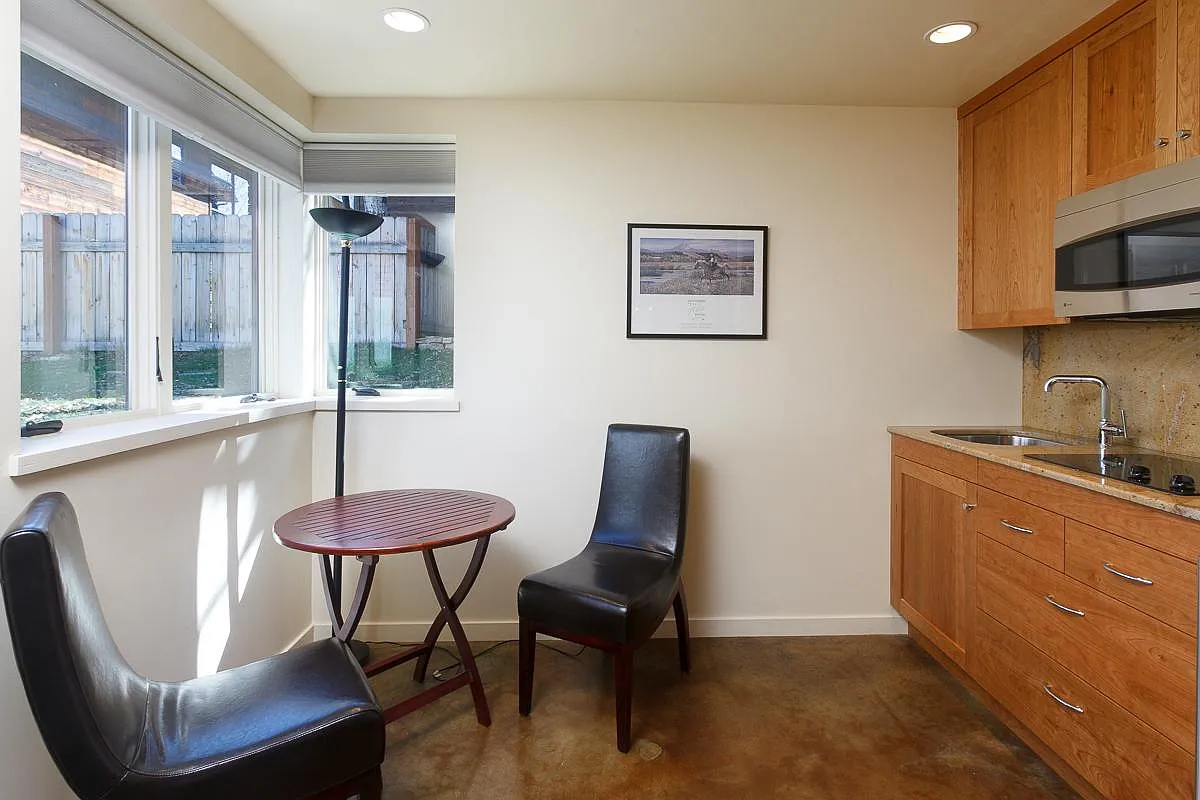 Studio, 800 sqft, $3,500 — Photo 1