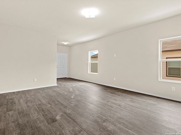 4th image of 302 Bobwhite Way