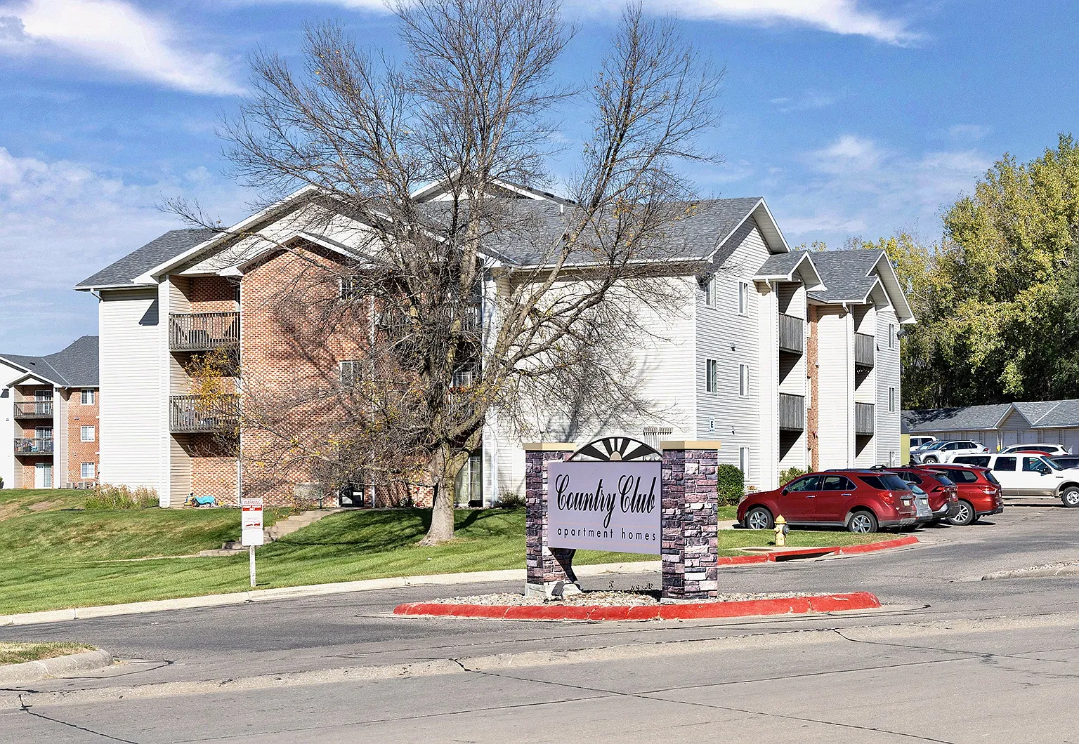 Country Club Apartments — Photo 1