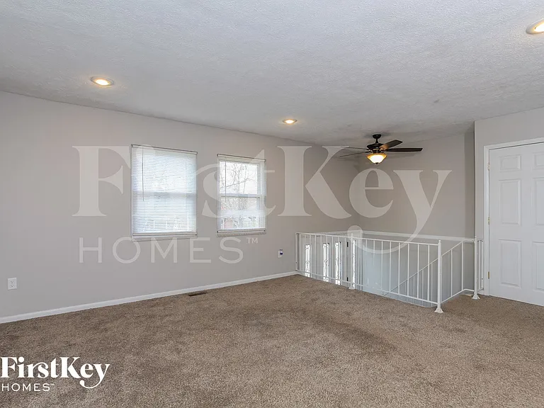 928 Cambridge Dr — Photo 4