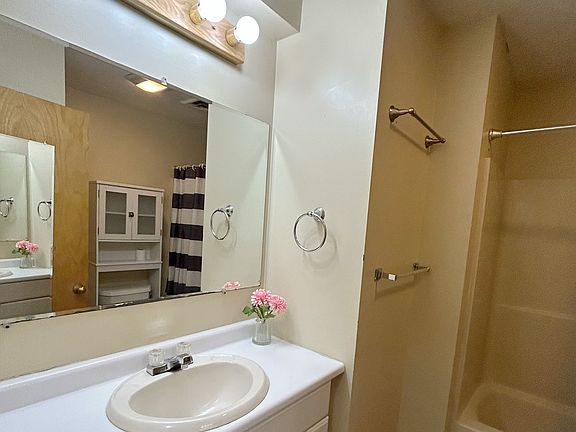 4th image of 43 Tamarack Dr
