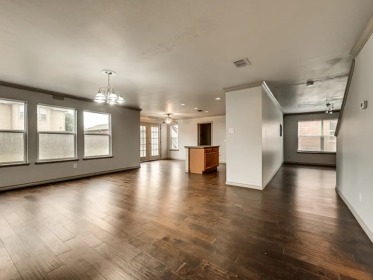 2424 Emerald Ln — Photo 8