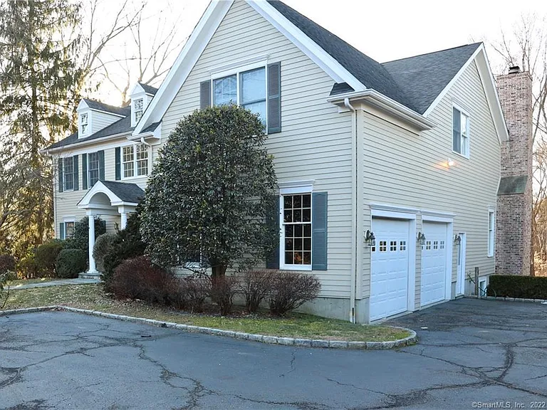 368 Hoyt St — Photo 2