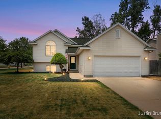 609 Avanti St NW, Grand Rapids, MI 49504