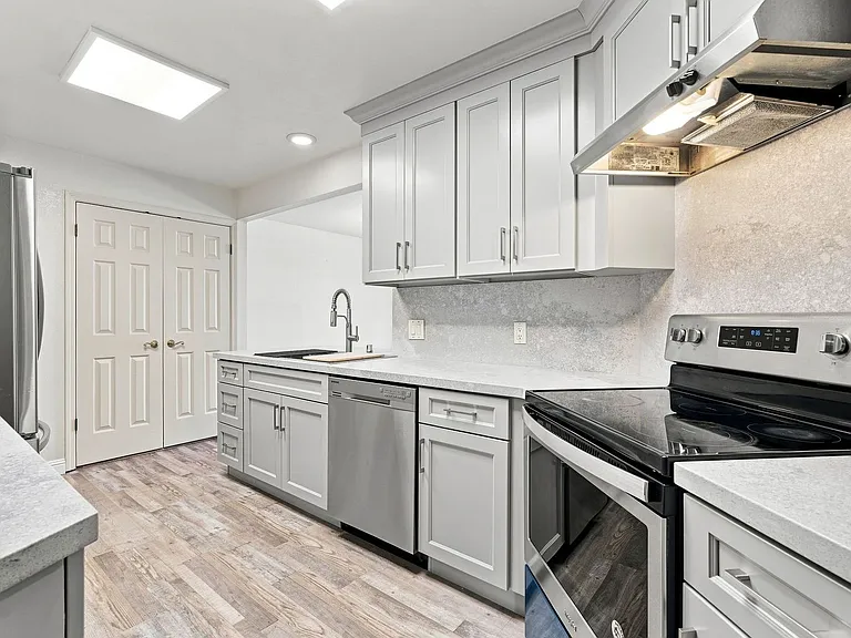 22555 Kinst Ct — Photo 3