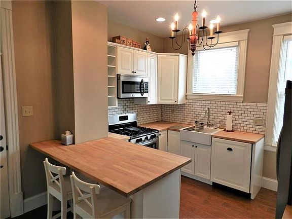 4th image of 587 College Ave