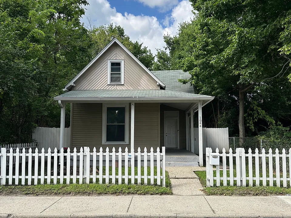 1044 W 29th St