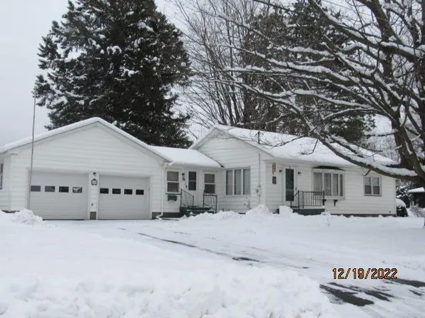 28 Scott Dr, Malone, NY 12953