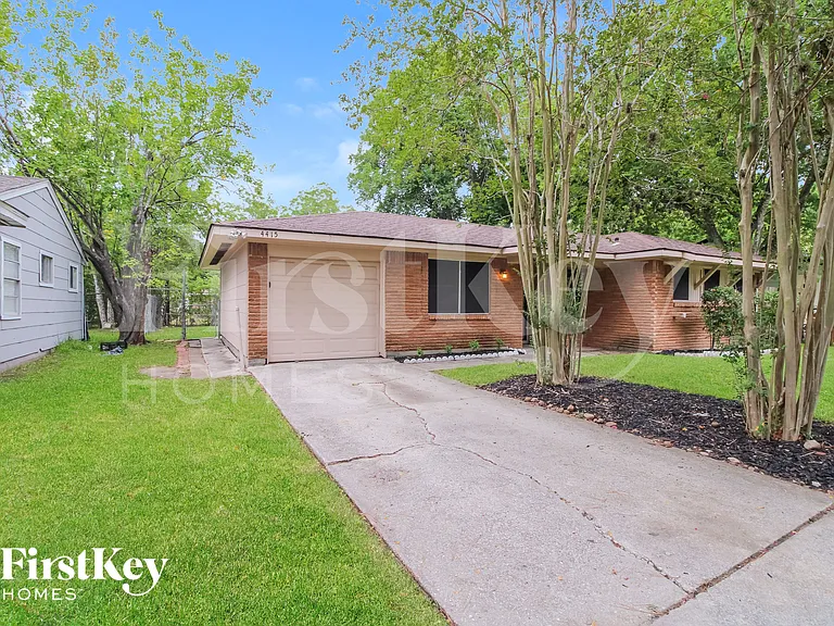 4415 Akard St — Photo 2