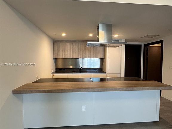 4th image of 1000 Brickell Plz #3214
