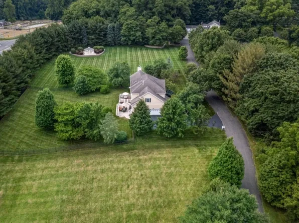 2 Ming Ct, Chester Twp., NJ 07930
