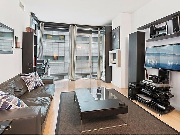 4th image of 50 Franklin St APT 3A