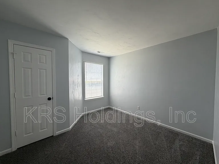 128 Majestic Dr N — Photo 11