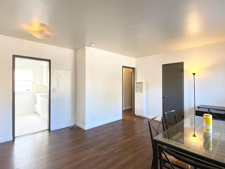 2021 Cloverfield Blvd — Photo 8
