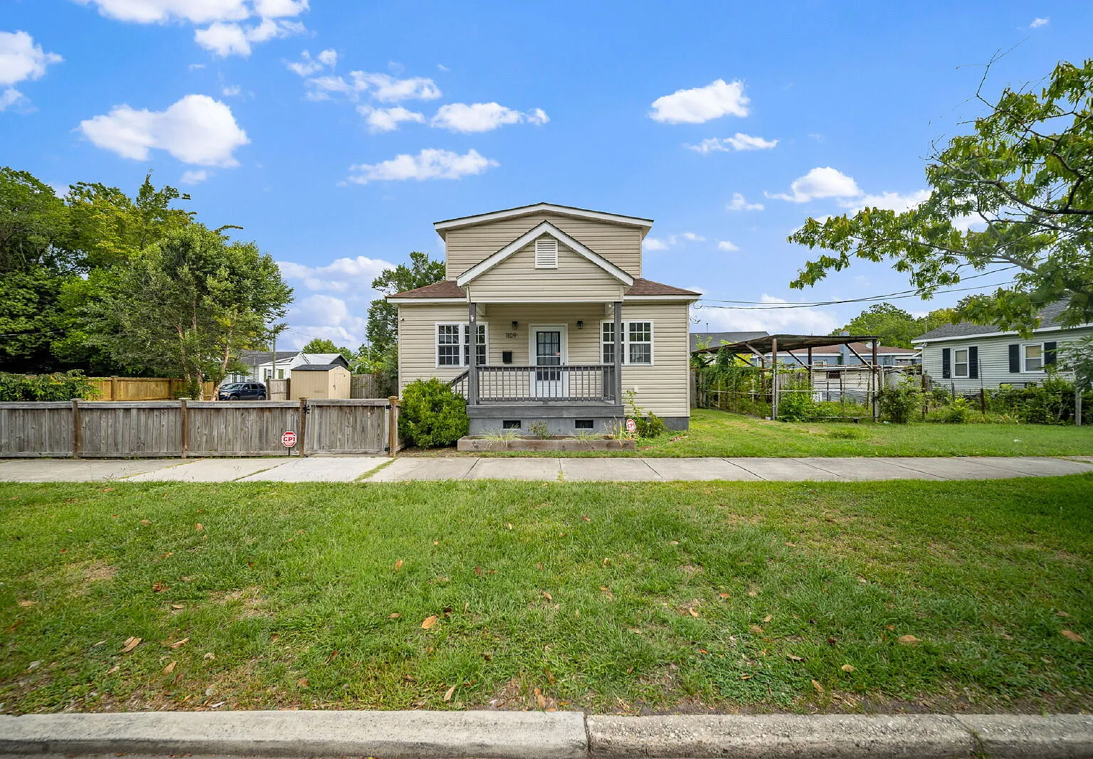 3 bed, 2.0 bath, 1404 sqft, $2,350 — Photo 2