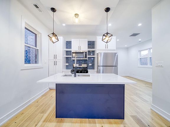 4th image of 1513 W Erie St #2