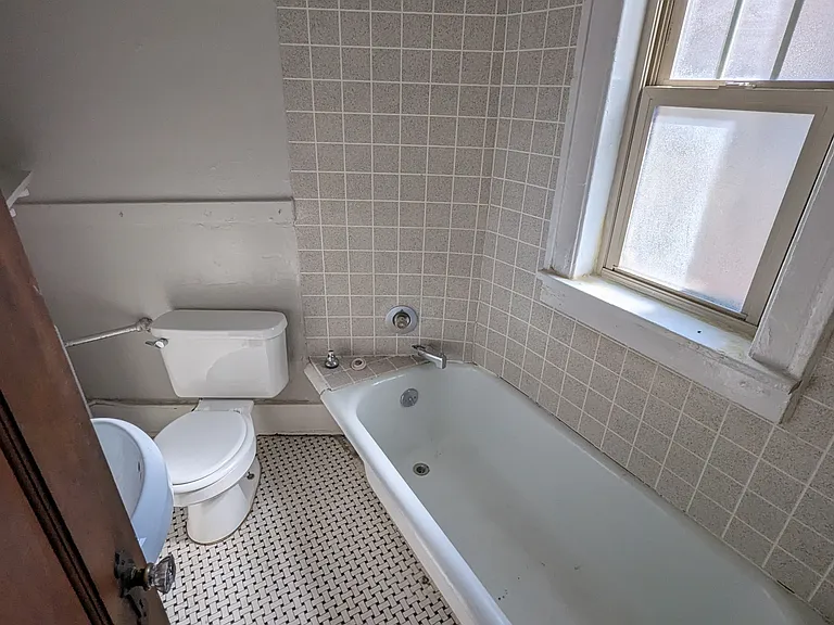 950 Bay St #12 — Photo 6