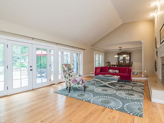 4th image of 42 Elizabeth Cir