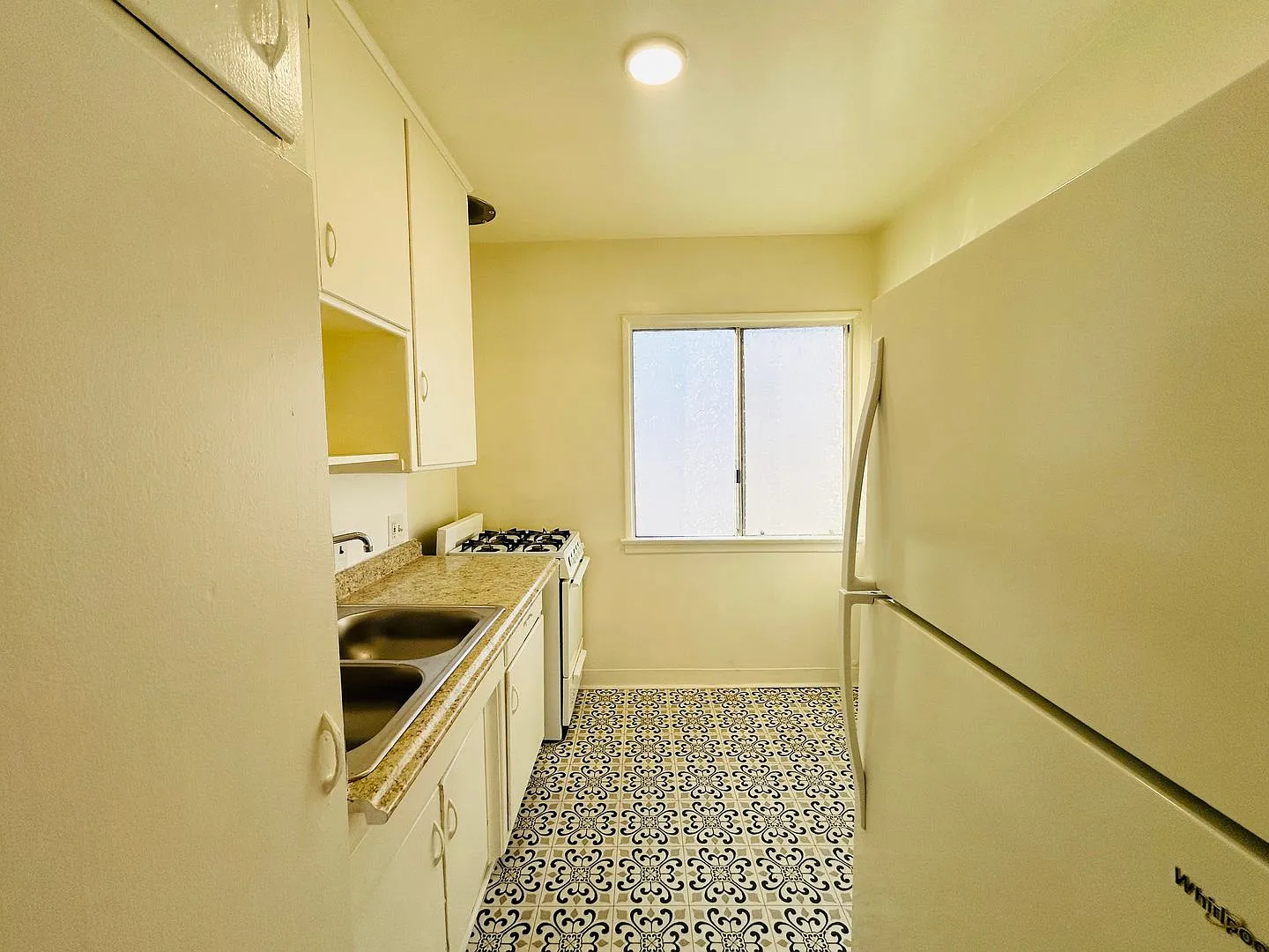 1233 N Ardmore Ave Apartments — Photo 3