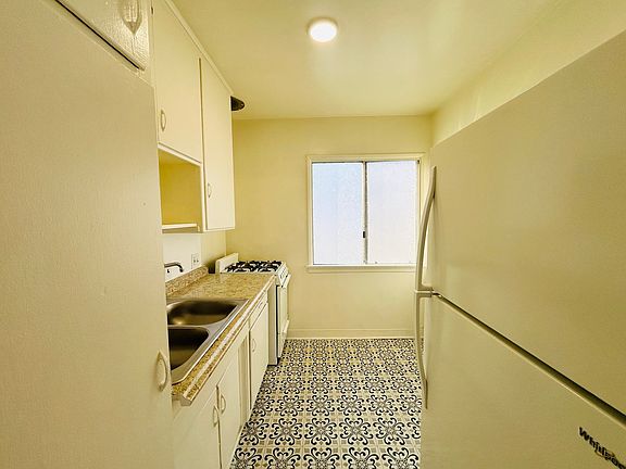 3rd image of 1233 N Ardmore Ave #10