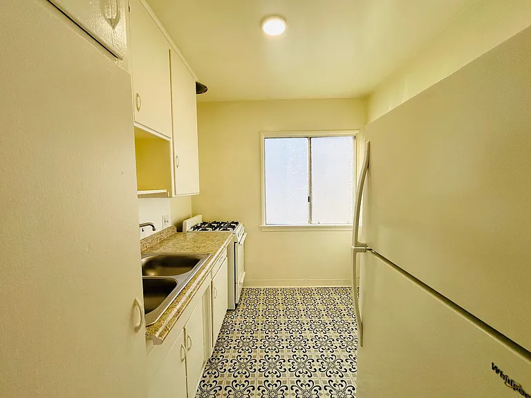 1233 N Ardmore Ave Apartments — Photo 7
