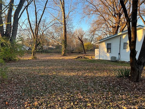 3rd image of 115 N Park Dr