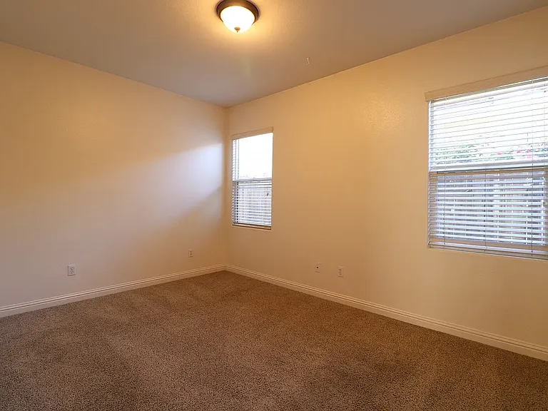 918 E Louisa Ter — Photo 16