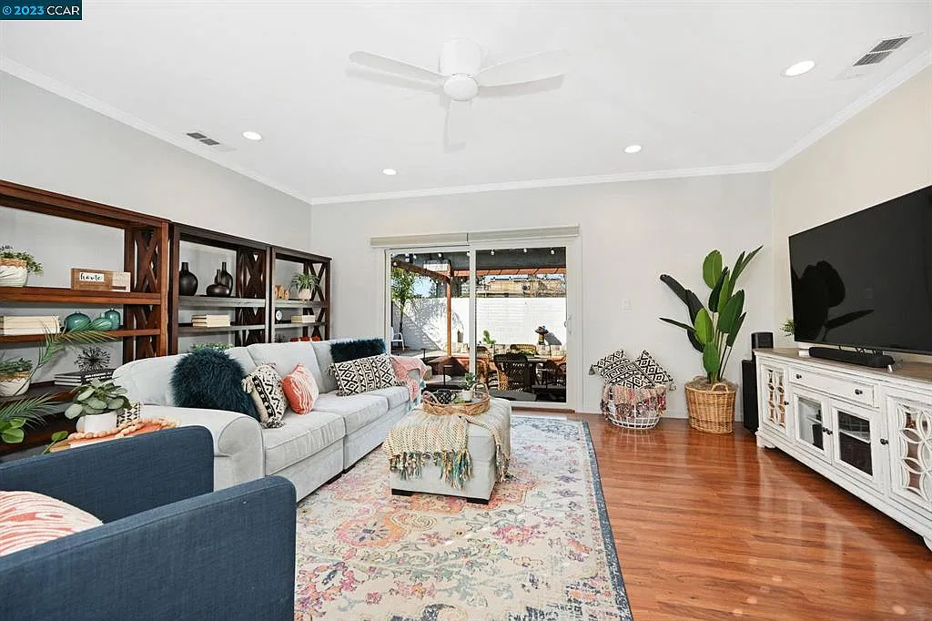 3 bed, 1210 sqft, $3,600 — Photo 2