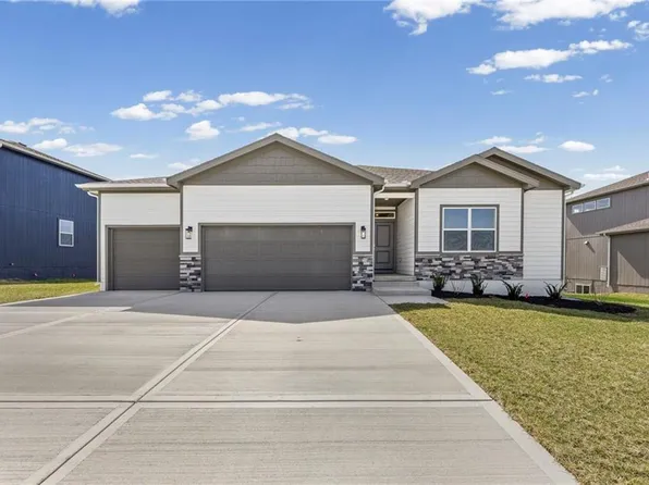 18615 W 193rd St, Spring Hill, KS 66083